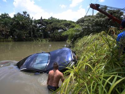 Carro Cae al Lago de la Babilla en Plena Semana Santa
