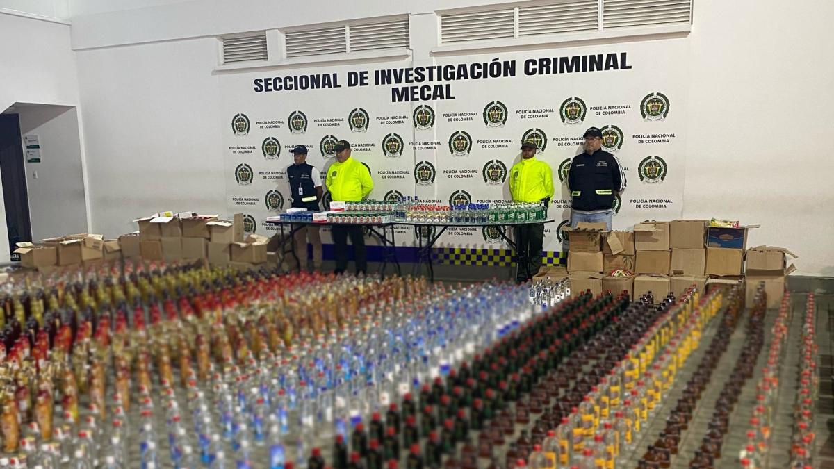 Atacan a camión de la policía tras incautar más de 2.600 unidades de licor adulterado