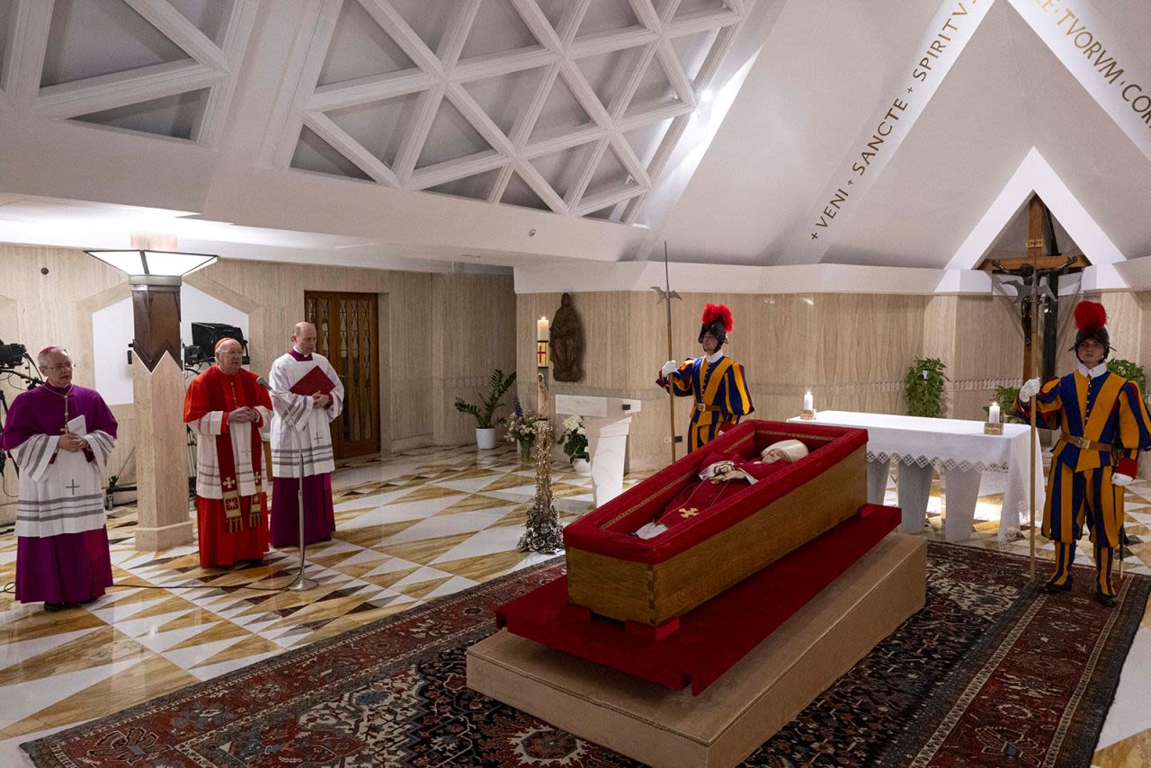 Vaticano Publica Primeras Imágenes del Papa Francisco tras su Fallecimiento