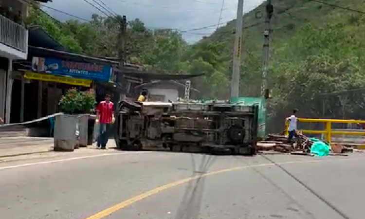 Tragedia en la vía a Dapa: pareja de motociclistas pierde la vida en violento accidente