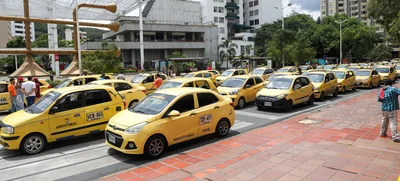 Taxista intenta huir de operativo y retrocede en contravía por carril exclusivo del MÍO: video genera indignación en Cali