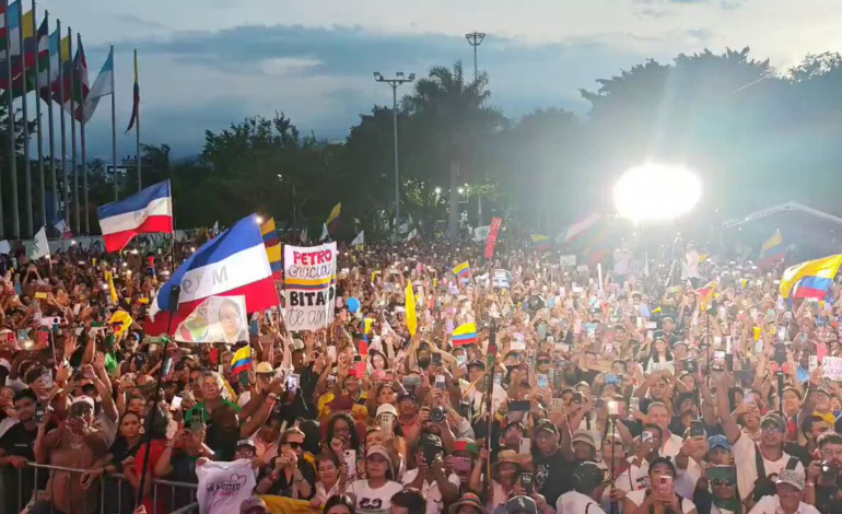 Petro llega a Cali para presentar balance de Gobierno ante trabajadores y jóvenes en el Parque de las Banderas