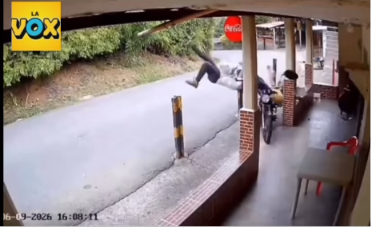 Tragedia en las vías: motociclista muere tras violento choque contra una fachada y el accidente queda grabado en video
