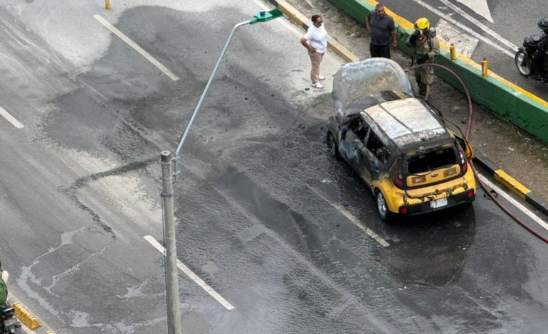 Emergencia en pleno centro de Cali: taxi se incendia cerca del CAM y genera momentos de tensión entre conductores y peatones