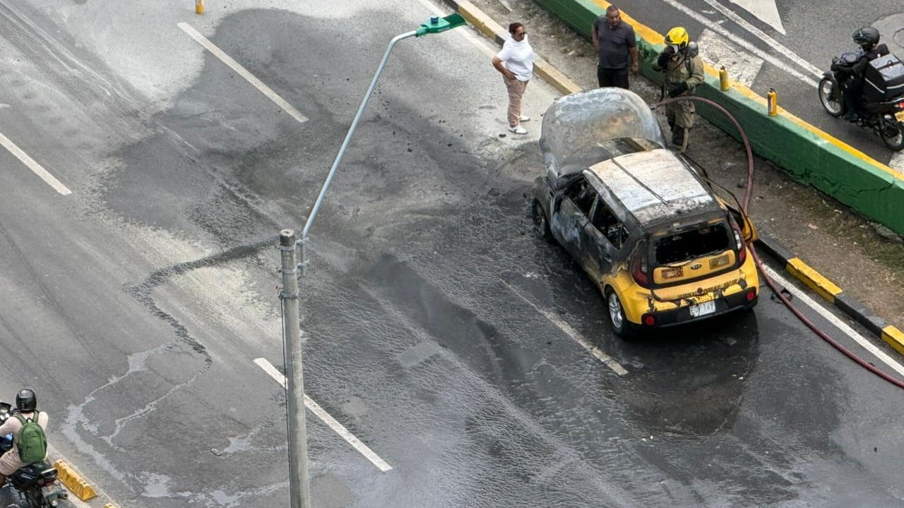 Emergencia en pleno centro de Cali: taxi se incendia cerca del CAM y genera momentos de tensión entre conductores y peatones