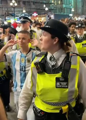 Policía de Londres protege a un hincha argentino tras ser rodeado por aficionados ingleses durante el Mundial 2026