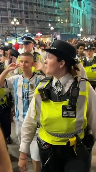 Policía de Londres protege a un hincha argentino tras ser rodeado por aficionados ingleses durante el Mundial 2026